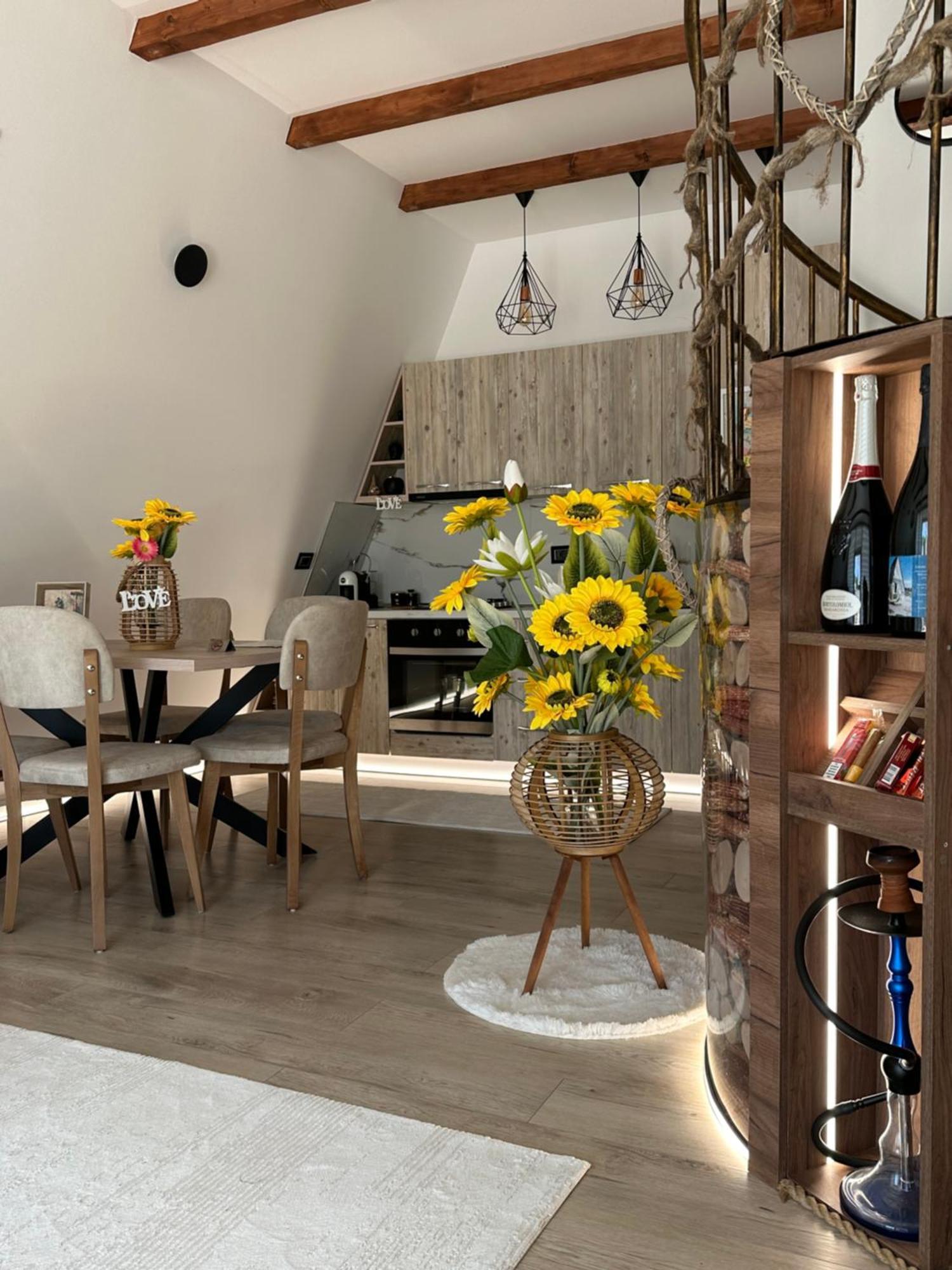 Bed & Breakfast Rrjoll *