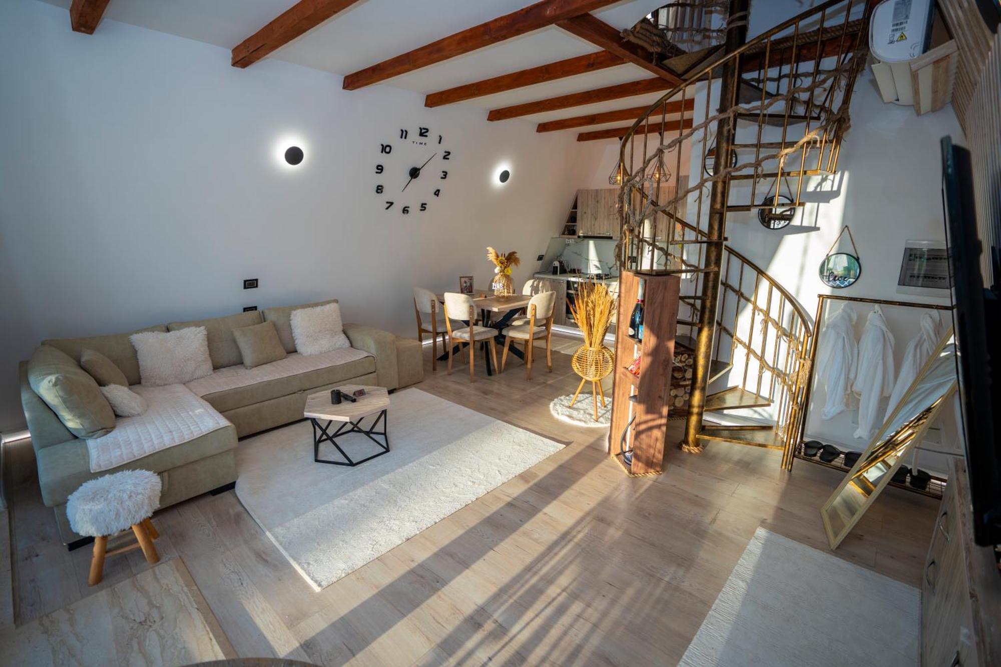 Bed & Breakfast Rrjoll *